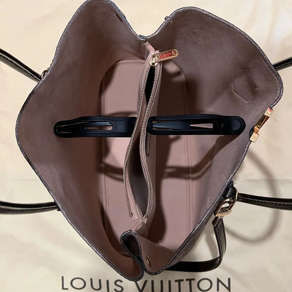 Beautiful AUTHENTIC Louis Vuitton Kensington Tote - Picture 12 of 16